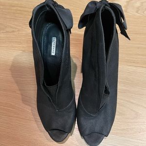 Vera Wang Leather Booties Size 8.5